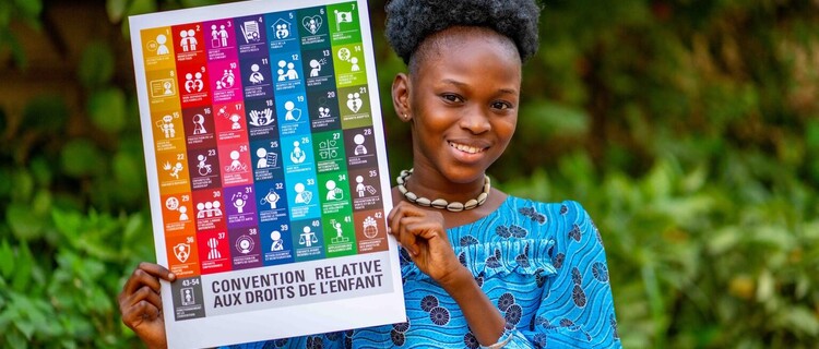Mariam Diabate uit Mali houdt een bord omhoog de sustainable development goals