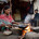 Vrouw kookt op brandend afval