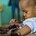 Jongetje in Soedan wordt gevaccineerd
